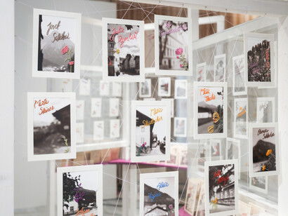 Eingestickt. Zur erinnerung an 67 menschen, die 1940 in Hartheim ermordet wurden, ausstellungsansicht. Mit freundlicher genehmigung des Hauses der Österreichischen Geschichte