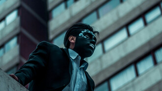 L’ego peint des illusions sur son visage, essayant de cacher sa vérité intérieure