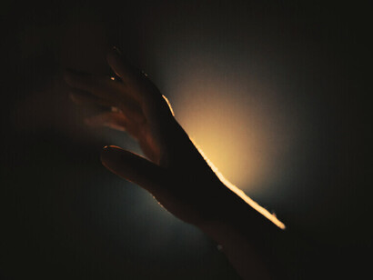 Toute confrontation est un dialogue : ce que la lumière effleure, l’ombre le raconte autrement