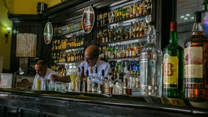Euzébio frequentava bares sujos, do tipo que o dono não tem preocupação alguma com a estética visual, muito menos com a limpeza do local. Havia um, em específico, que ostentava um balcão dos anos 1980, como se as décadas nunca houvessem passado