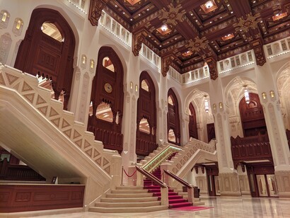 Visité la Ópera, que es realmente muy linda, y se puede hacer un tour guiado en inglés. Ópera Real de Muscat, 2023, Sultanato de Omán