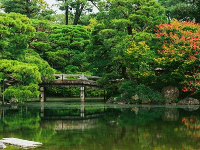 La visione sociale di Takaichi è fortemente tradizionalista: difende il modello familiare patriarcale e si oppone alle riforme sui diritti di genere e civili