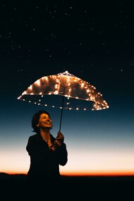 Nós não sabemos como será o dia seguinte, mas se terminamos hoje o dia com satisfação, certamente ele terá menor carga negativa, pelo menos, mesmo não sendo um dia ideal, afinal nem todos os dias são como desejamos que eles sejam, mas podemos fazer com que sejam dias alegres, apesar de todas as situações apontarem para a direção contrária, problemas acontecem e quanto mais satisfeitos estivermos, maiores as chances de os resolvermos