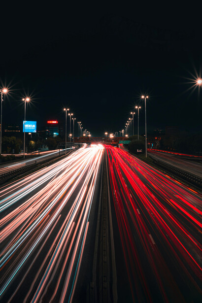 El entrelazamiento revela que la conexión entre partículas no depende de trayectorias ni canales visibles, sino de la coherencia del estado global que las contiene