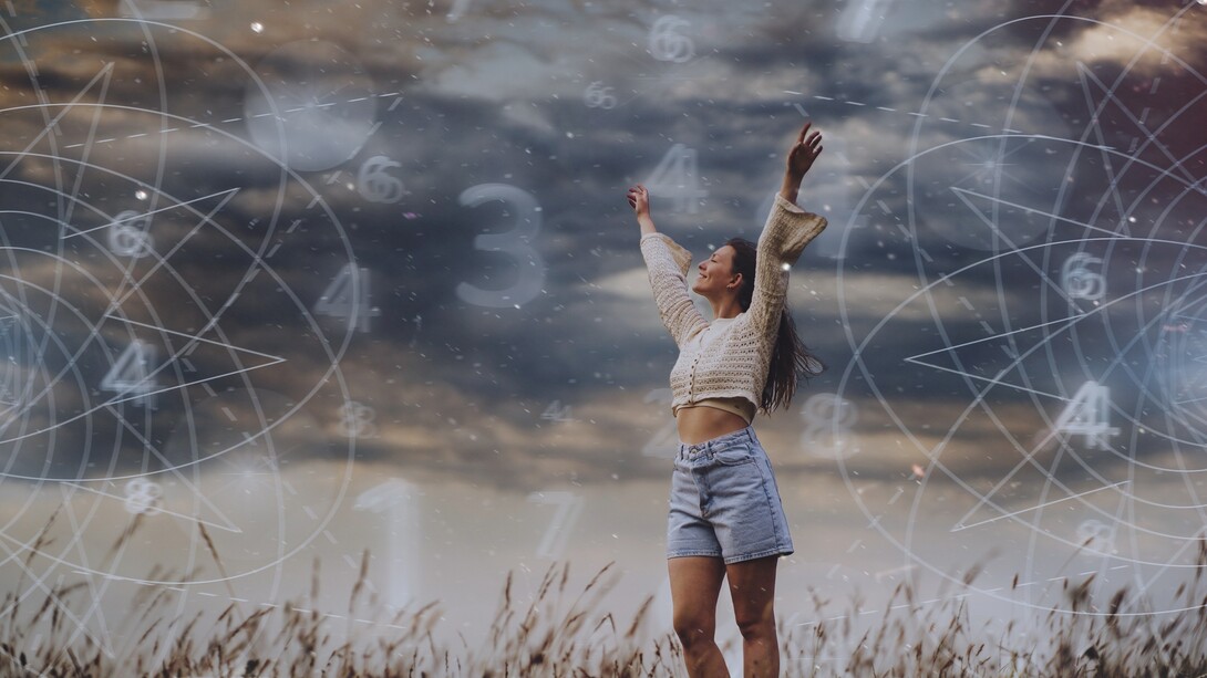 Donna tra emozioni e razionalità: "...so che calcolare, contare e numerare serve a poco, in quasi tutte le situazioni. Ci dovremmo basare solo sull’intensità delle cose, su quanto siamo stati bene con qualcuno, o quanto ci piace il nostro lavoro, o ancora, quanto ci siamo sentiti spensierati passando il pomeriggio con quella persona"