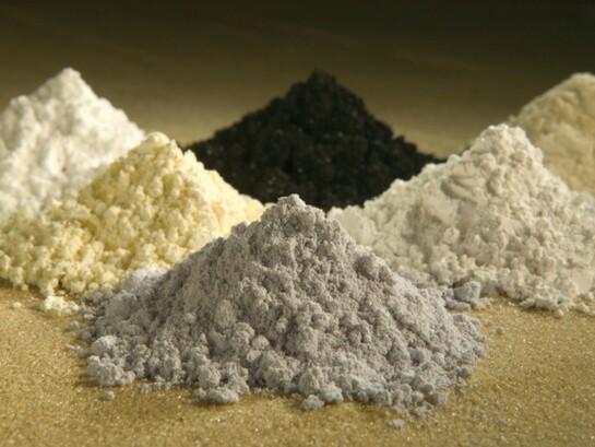 Questi ossidi di terre rare vengono utilizzati come traccianti per determinare quali parti di un bacino idrografico sono soggette a erosione. In senso orario dall'alto al centro: praseodimio, cerio, lantanio, neodimio, samario e gadolinio