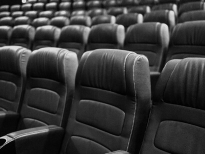 Sala de cinema. Assis não é uma cidade muito pequena, mas fica distante das grandes movimentações culturais de outros polos, já que está situada bem no interior do estado de São Paulo, no Brasil