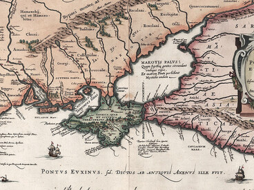 Ortelius’ 1590 map of the Black Sea showcases detailed coastlines, rivers, and cities in dark red, with labeled regions spanning present-day Turkey, Georgia, Ukraine, and beyond. It highlights key mythological sites like Phryxis’ temple in Colchis, home to the Golden Fleece, and Themiscyra, the legendary city of the Amazons