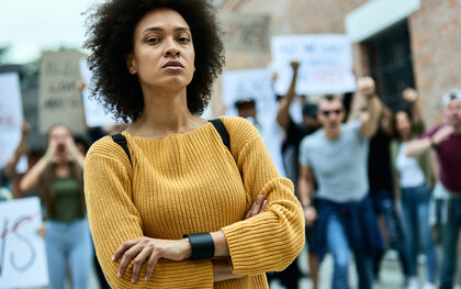 Não há uma estimativa concreta para o fim do racismo no Brasil, pois ele é um fenômeno profundamente enraizado na história, cultura e estrutura social do país. O combate ao racismo é um processo contínuo que envolve mudanças de atitudes, políticas públicas, educação e conscientização ao longo do tempo. Embora haja avanços e esforços constantes para promover a igualdade racial, ainda há muito a ser feito para reduzir significativamente o racismo na sociedade brasileira