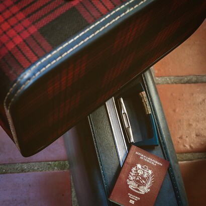 El que se queda también emigra de algún modo, adaptándose a un entorno que cambia sin detenerse, enfrentando la misma incomodidad que quien se fue