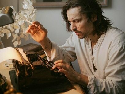 As partes tradicionais da estrutura de um conto são: situação inicial, sucessão de acontecimentos, conflito, clímax e desfecho. No miniconto, essas partes, não são manifestadas explicitamente, algumas ficam pressupostas. O desfecho, por exemplo, costuma não ser dado, competindo ao leitor criá-lo. Como dissemos, o miniconto normalmente é uma obra aberta