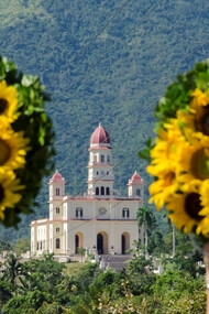 Vista de la Basílica Santuario Nacional de Nuestra Señora de la Caridad del Cobre a través de las ofrendas de girasoles que llevan los fieles, Santiago de Cuba