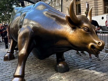 Cohen possiede anche opere iconiche di Jeff Koons, come Balloon Dog e Rabbit, battute a cifre record nelle aste internazionali