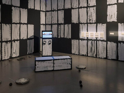 Verschiedene künstler, Screen time. Leipziger videokunst seit 1990, ausstellungsansicht. Mit freundlicher genehmigung des Museums der bildenden Künste Leipzig