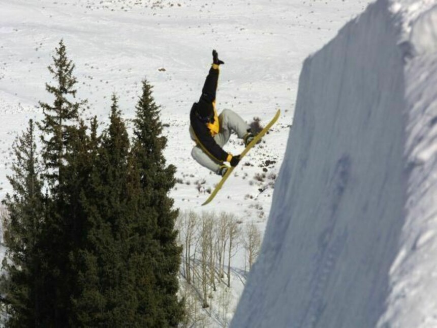 The Thrill of Snowboarding In London Meer