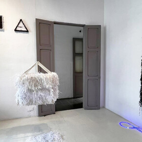 Paulo Licona, Soltar la presa ¡Auu! Vista de exhibición. Cortesía de La Balsa Gallery