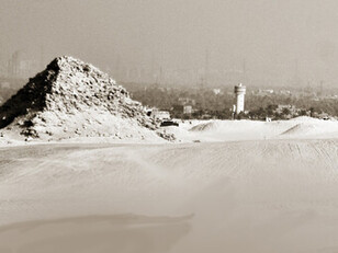 Cleopatra no fue una mujer banal. Fue una mujer extraordinariamente inteligente, políglota, filósofa, estratega y gobernante, capaz de enfrentar al imperio más poderoso de su tiempo. Paisaje de las pirámides de Abu Sir, Egipto