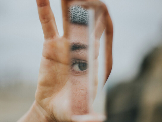 Plusieurs réalités coexistent autour de nous, et le mystère est de savoir si, dans chacune, nous restons les mêmes ou devenons quelqu’un d’autre