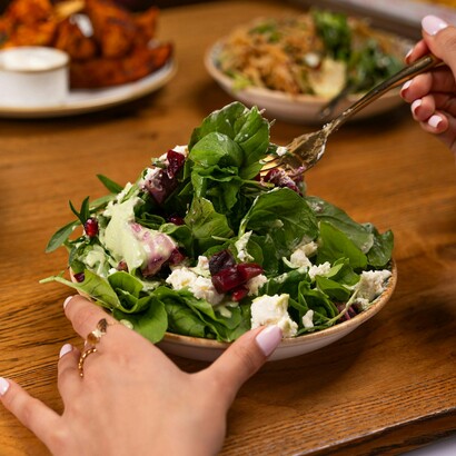 Mas se existe algo de positivo nesse novo cenário é que também temos mais vozes que discordam disso tudo, pessoas que falam sobre aceitação, equilíbrio e prazer em comer de forma saudável sem perder a alegria da comida