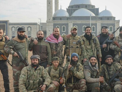 Província de Hama, Síria. Genocídios no Ruanda, Sudão e Palestina; propostas de compra de países (Gronelândia); captura por potência estrangeira de Presidentes em pleno exercício de funções de países soberanos (Venezuela); invasão e ocupação de países estrangeiros para segurança dos cidadãos do país invasor (Vietname, Iraque, Afeganistão); criminosos de guerra condenados pela justiça internacional viajando livremente no espaço aéreo de países signatários dos tratados e instituições da justiça internacional (Netanyahu); fragmentação de países como estratégia de dominação (Líbia, Síria, Sudão, Somália); regresso da pirataria no alto mar