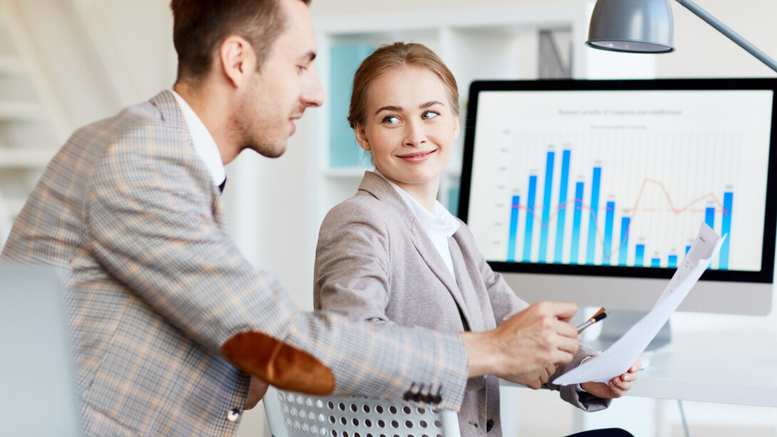 Two investors analyzing the markets outcomes to invest on startups 