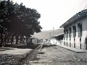 Una vista de Cartago a finales del siglo XIX, donde se observa la calle al costado oeste del parque. Al fondo, sur, el rastro o matadero municipal. A la derecha, la pared este de la casa de Anacleta, quizás habitada aún por su hija María Manuela. Foto del estadounidense Henry G. Morgan, hacia el año 1890, facilitada por Luis Humberto Figueroa Cubero