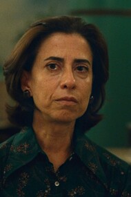 "Io sono ancora qui" (Ainda estou aqui) è un film diretto da Walter Salles, tratto dal libro di memorie del 2015 "Sono ancora qui" di Marcelo Rubens Paiva, sulla scomparsa di suo padre Rubens Paiva, desaparecido durante la dittatura militare brasiliana. Fernanda Torres interpreta Eunice Facciolla, qui in una foto tratta dal trailer del film