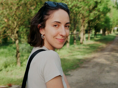 Romvari mette in scena la difficoltà di nominare e affrontare la malattia mentale, mostrando il peso dei silenzi e delle incomprensioni. Nella foto la regista e sceneggiatrice del film Sophy Romvari