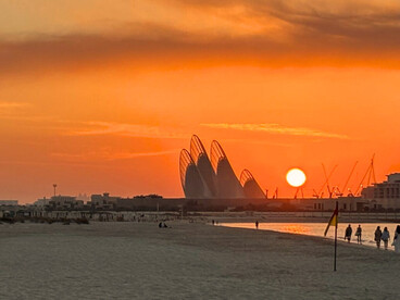 Au crépuscule, le Musée national Zayed reflète la lumière du désert, incarnant la mémoire et l’avenir des Émirats dans un dialogue entre ombre et éclat