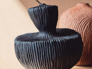 Su obra trasciende la mera creación de objetos; es una manifestación tangible de su filosofía, su herencia cultural y su aguda intuición creativa