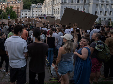 Lavado de dinero, enriquecimiento ilícito y otros engaños son habituales en los funcionarios corruptos que deberían ser ejemplo de transparencia, pero esconden sus riquezas en paraísos fiscales. Protestas contra la corrupción 23.07.2025. Kiev, Ucrania