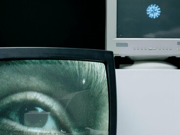 Essa perspectiva dialogava, em diferentes graus, com artistas internacionais como Roy Ascott e Nam June Paik, com os experimentos visionários de Lucio Fontana e até mesmo com o espírito iconoclasta dos dadaístas berlinenses, que já haviam intuído, décadas antes, a comunicação à distância como matéria artística legítima