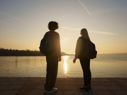 No hay ninguna razón para que ningún ser de los que conocemos exista   
