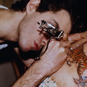 Nan Goldin, Mark tattooing Mark, Boston 1978 [from The ballad of sexual dependency] (detail), 1978. Courtesy of Tang Museum