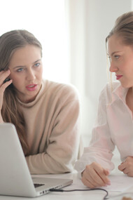 Amigas decepcionadas com cancelamento de viagem 