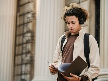 O desafio do escritor na era dos Podcasts é a competição por atenção, em um mundo com menos foco. Uma alternativa para atrair mais leitores seria o de adaptar textos literários para formatos digitais como áudios ou vídeos. Desse modo, a produção de Podcasts pode ser uma ferramenta facilitadora de produção e promoção de artigos e trabalhos literários