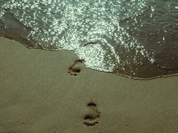 E isso é claro, vai adiando as coisas. O tempo vai passando e eu fico presa pensando no momento certo. As coisas vão ficando para trás e eu só percebo lá na frente. Porque tudo o que escrevo reflete o que eu senti, o que eu sinto e o que eu sou. Se alguém me lê, consequentemente conhece um pouco mais sobre mim, sobre os meus sonhos, meus interesses, meus pontos fracos… 