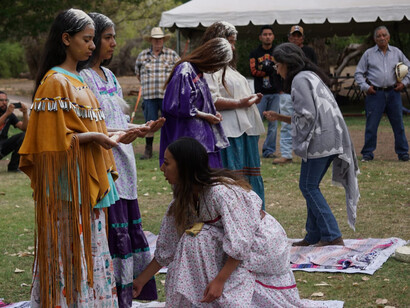 Bendición con maíz blanco, ceremonia tradicional de la cultura N'dee, N'nee, Ndé. Fotografía: Facebook Nación N'dee/N'nee/Ndé