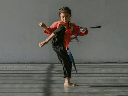 El taekwondo se caracteriza por su enfoque en las patadas, con técnicas específicas conocidas como chagui