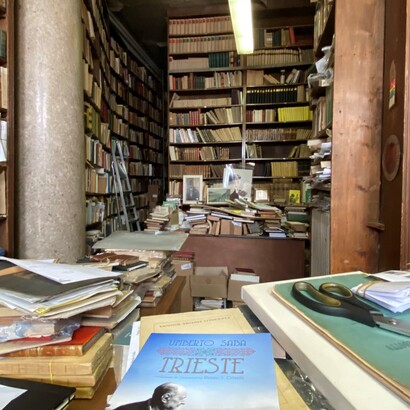 Umberto Saba è stato un poeta italiano del Novecento, profondamente legato alla città di Trieste. Interno della sua libreria antiquaria a Trieste, Italia