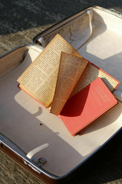 Com outro escopo, mas também guias de visitas fascinantes ao nosso imaginário através de “lugares de memória”, lembro a colecção Lugares Mágicos de Portugal (2009-10), de Paulo Pereira, que nos levam das “Paisagens Arcaicas” e do “Espírito da Terra” aos “Montes Sagrados, Altos Lugares e Santuários” e aos “Cabos do Mundo e Finisterras”, pelas “Arquitecturas Sagradas” e pelos “Templários e Templarismos”, em busca dos “Paraísos Perdidos e Terras Prometidas” e das “Idades do Ouro”
