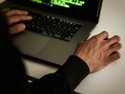 Quando diversas ferramentas de IA são utilizadas no ambiente corporativo, os desafios éticos tornam-se ainda mais relevantes, envolvendo questões que vão além das preocupações cotidianas por serem mais sensíveis e complexas


