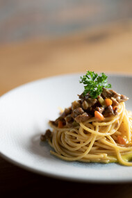 Spaghetti alla chitarra con ragù all’anitra tagliato al coltello all'Hostaria di Castello di Venezia, Italia