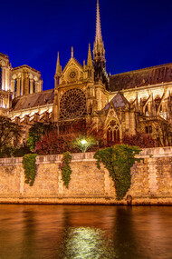 Catedral de Notre-Dame em Paris, na França. Mais do que uma catedral, um monumento emblemático de Paris que enobrece sua paisagem e testemunha sua história há mais de 800 anos. O incêndio que a atingiu em abril de 2019 causou enorme comoção em todo o mundo, mas, após 5 anos de trabalho intenso, em dezembro de 2024 ela voltou a abrir suas portas para todos. Mais uma data histórica que marca sua existência