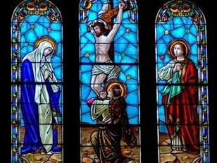 Vitral de igreja. Após a fumaça branca, um cardeal se dirige até a sacada dos aposentos papais e anuncia o novo papa, com os seguintes dizeres: "Annuntio vobis gaudium magnum: habemus Papam" (Anuncio a vocês uma grande alegria: temos um papa)