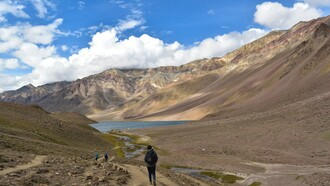 Base de la Cordillera del Himalaya, India. Una lectura temprana puede abrir un viaje interior que deja marcas duraderas, incluso cuando la experiencia narrada pertenece a otro