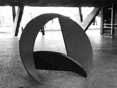 A coleção permanente é um verdadeiro panorama da arte moderna brasileira, com obras que exploram o abstracionismo, o concretismo, o neoconcretismo e outras vertentes que ajudaram a construir a identidade artística nacional. Mas o museu não vive apenas do passado. Exposições temporárias trazem temas atuais (como identidade, território, política e meio ambiente) e mostram que a arte continua pulsando e provocando