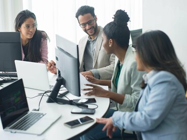 Além disso, o teletrabalho exige disciplina e, muitas vezes, isolamento. Para alguns, isso é sinónimo de liberdade — poder gerir horários, trabalhar em silêncio, aproveitar o tempo de outra forma. Mas para outros, é solidão. Passar dias inteiros a falar apenas com um ecrã, sem colegas para partilhar uma pausa para café, pode ser desgastante e até afetar a saúde mental