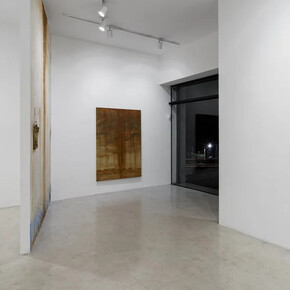 Leandro Júnior, Entre terra e memória, vista da exposição. Cortesia da Aura Galeria