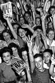 Residentes de Oak Ridge, Tennessee, Estados Unidos, celebrando la rendición de Japón